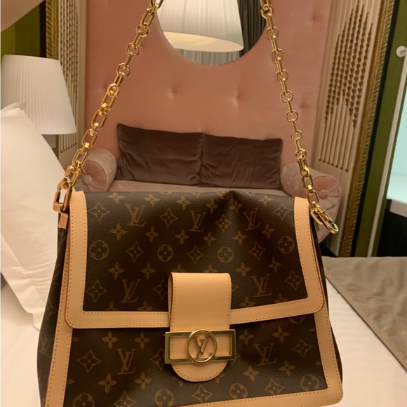 Louis Vuitton New Wave Crossbody bag, White leather, Gold  Beautiful brand new authentic Louis Vuitton mid size purse, brand new w/ chain